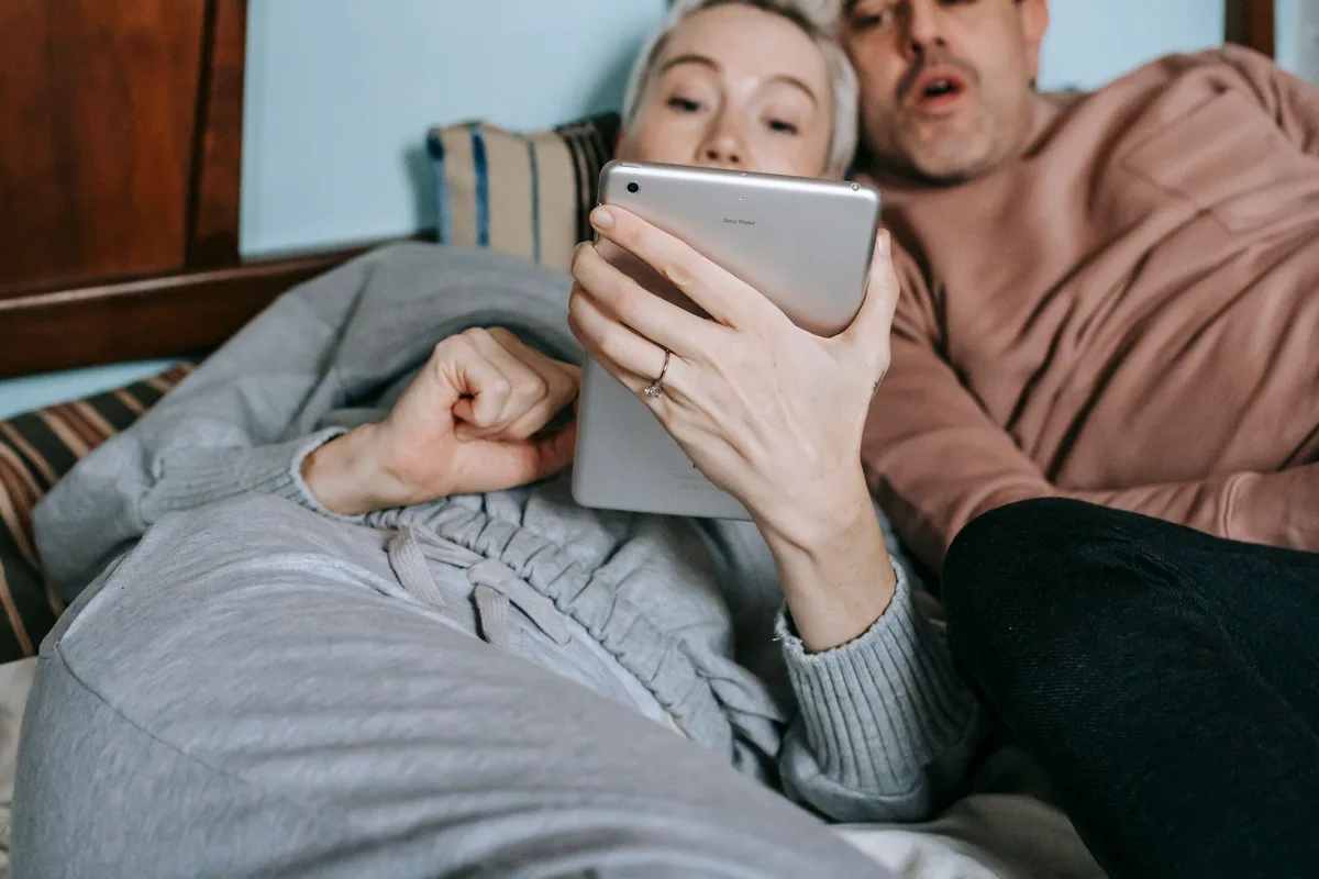 beIN Connect paketleriyle tabletten maç ve dizi izleyen çift