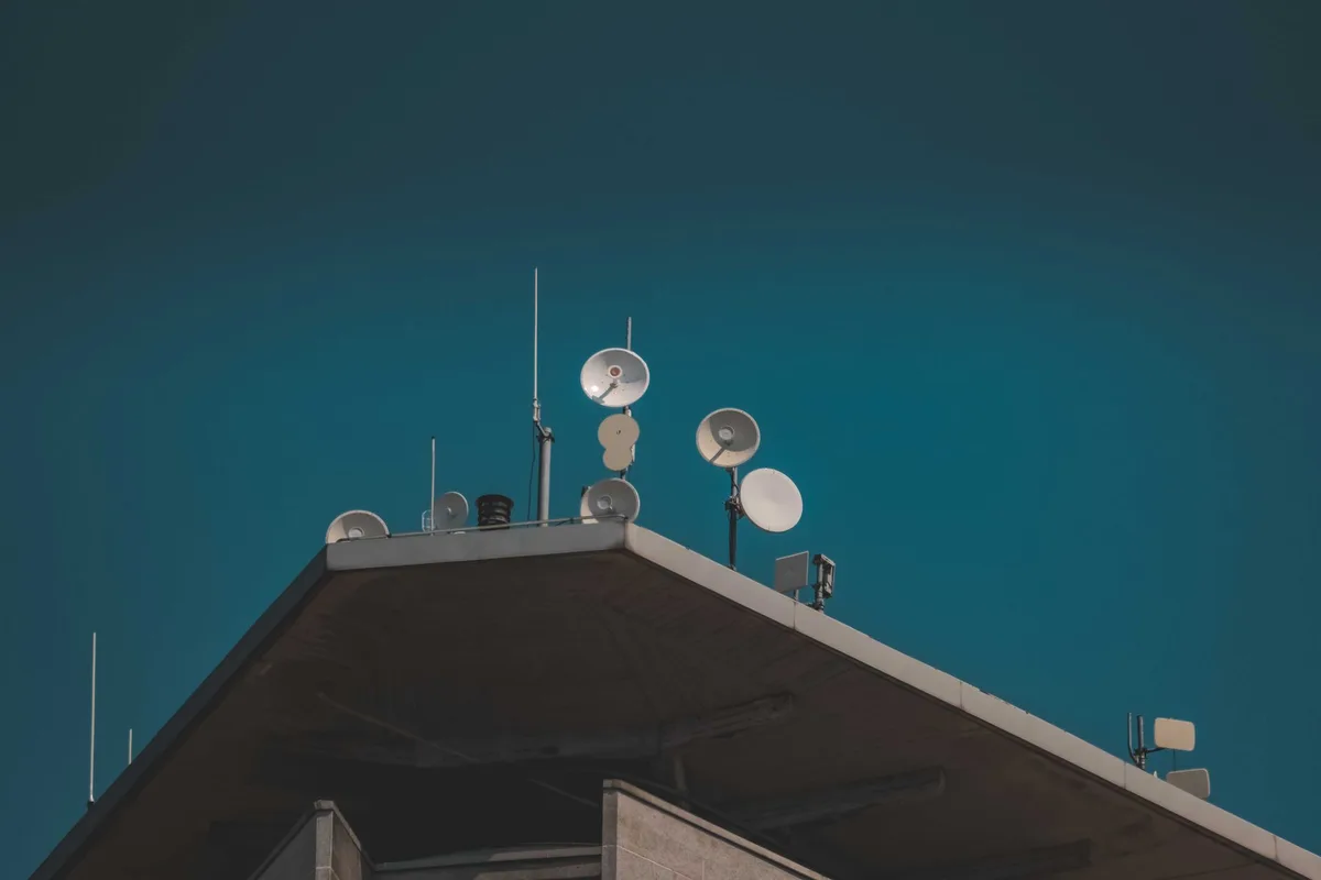 Çatı üzerindeki çanak antenlerin uydu yön ayarı