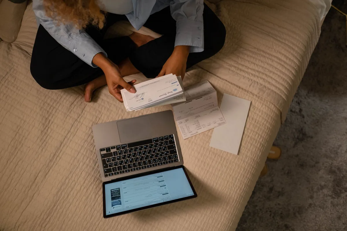 Digiturk fiyatları ve ödeme seçeneğini evde inceleyen kullanıcı