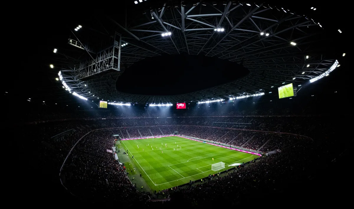 Süper lig maçı oynanan dolu stadyumun gece görüntüsü